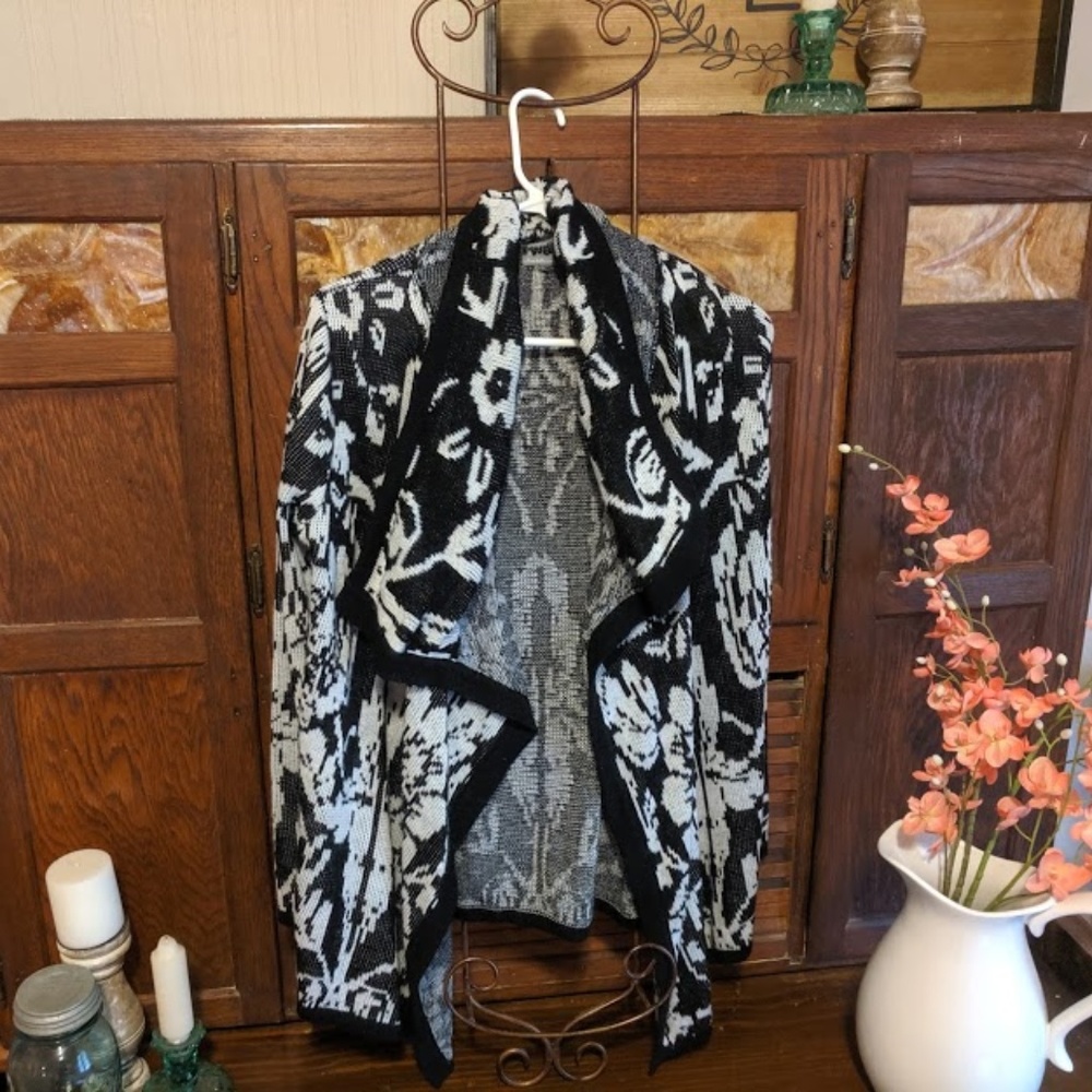 Charlotte Russe Black & White Sweater (Size M)